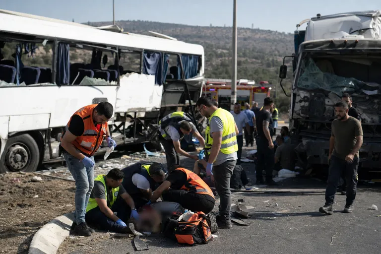 זירת תאונת דרכים בין אוטובוס למשאית בכביש סמוך לצומת מחניים.