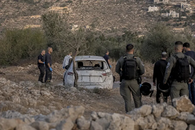 כוחות ביטחון ובוחנים בזירת אירוע במטע זיתים באזור בנימין.