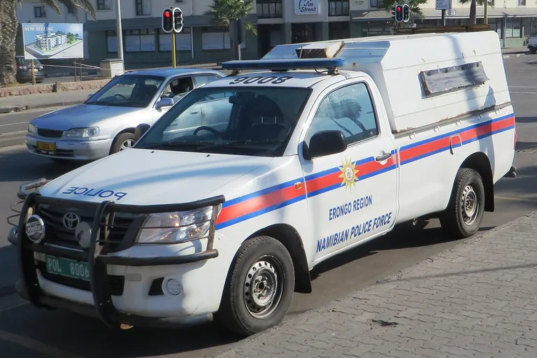ניידת של משטרת נמיביה ברחוב בעיר