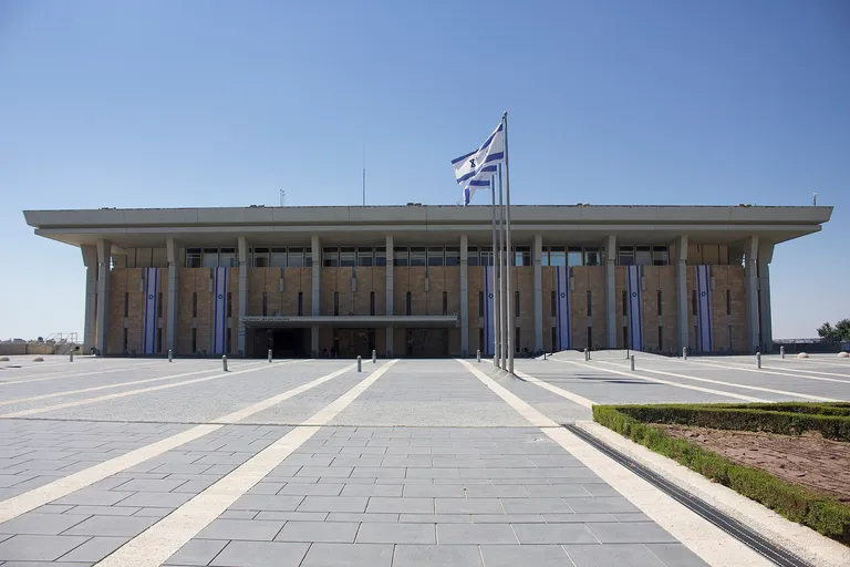 בניין הכנסת בירושלים ודגלי ישראל בחזיתו