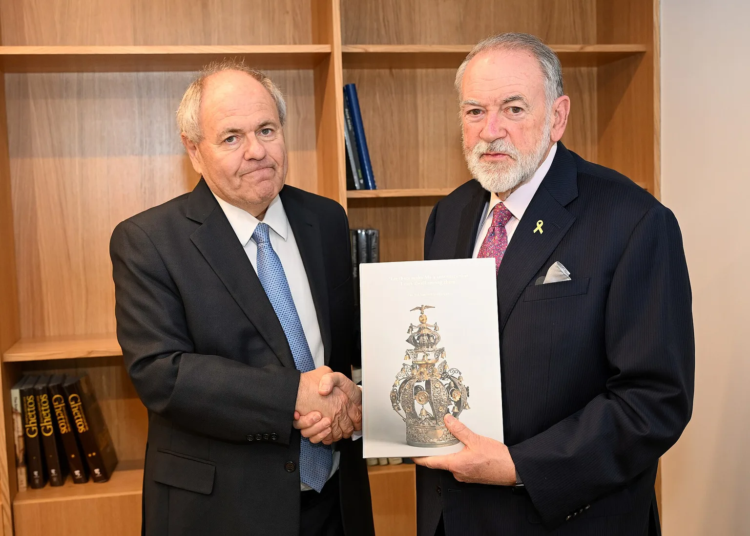 מייק האקבי ודני דיין לוחצים ידיים בפגישה רשמית