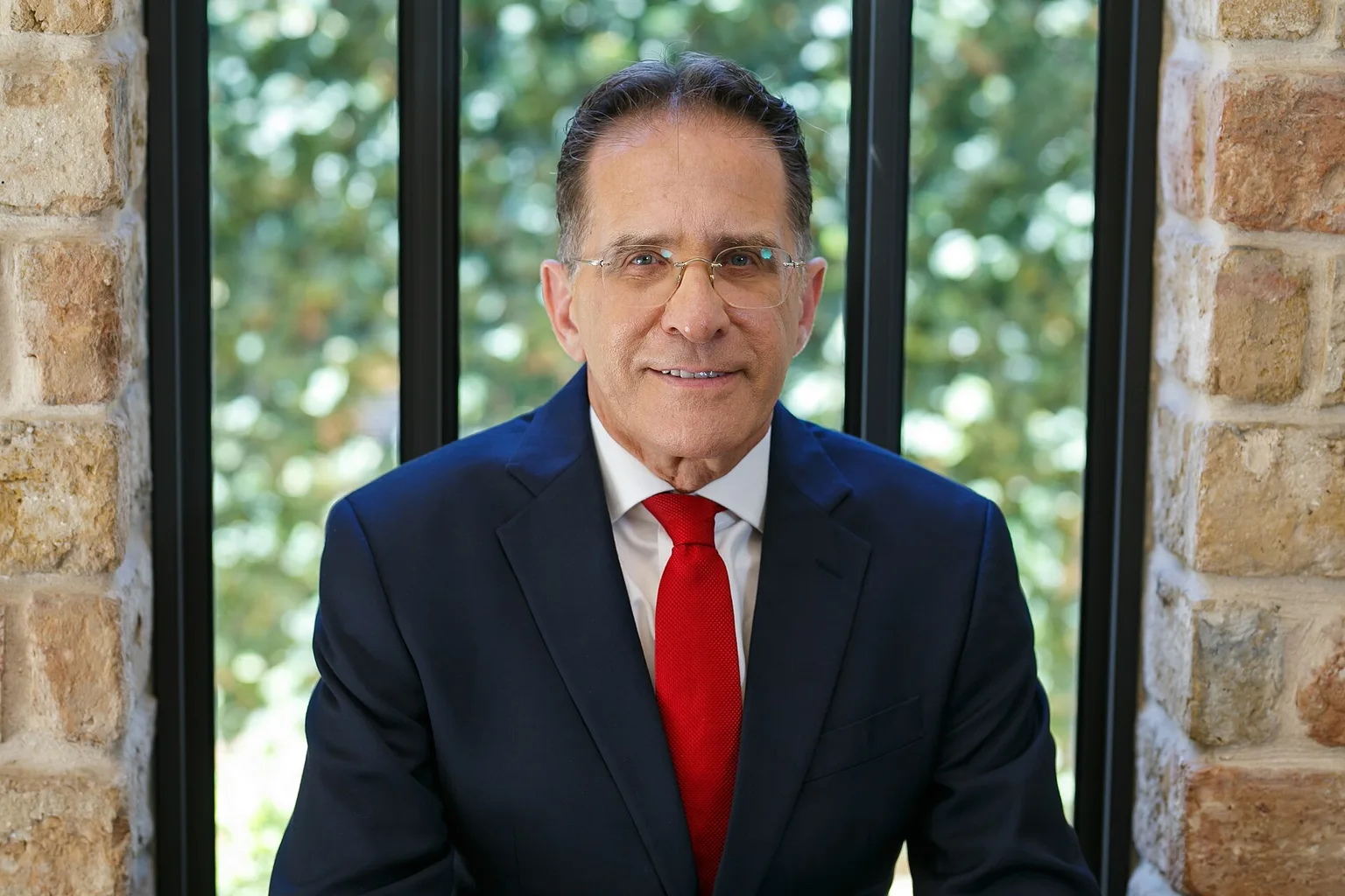 צחי ברוורמן בחליפה ועניבה אדומה