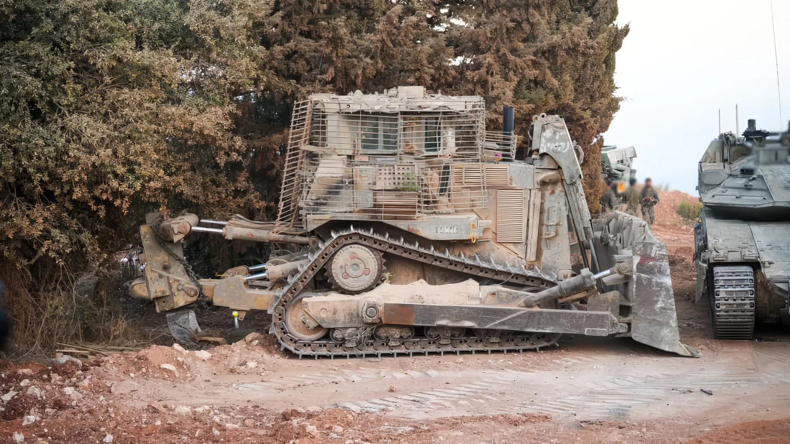 כלי צמ״ה וטנק של חטיבה 7 בפעילות קרקעית בלבנון