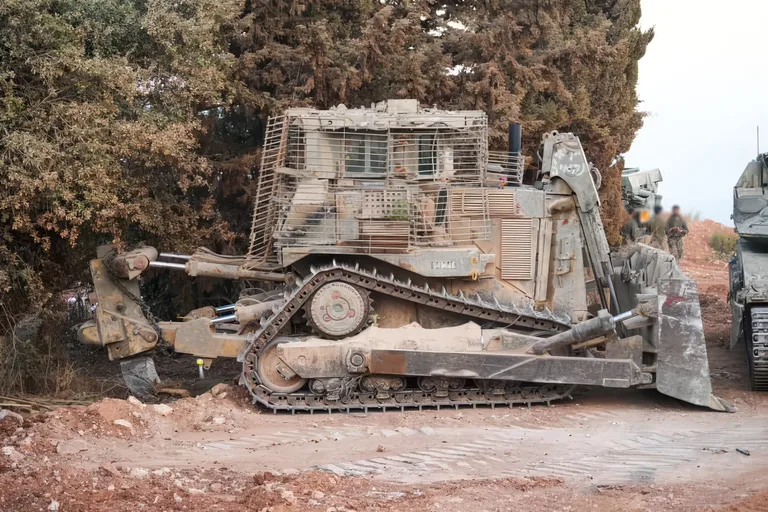 כלי צמ״ה וטנק של חטיבה 7 בפעילות קרקעית בלבנון