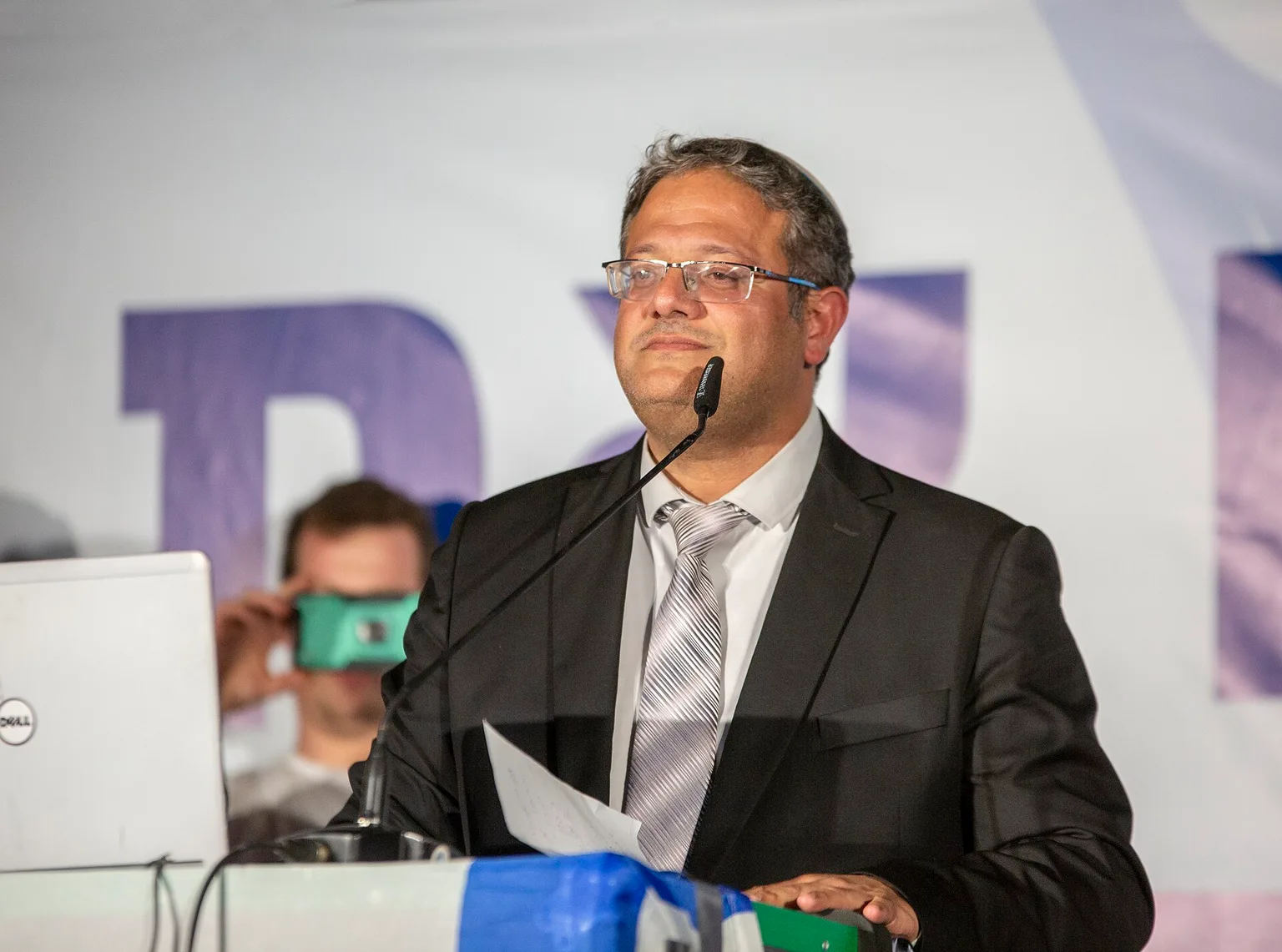 איתמר בן גביר נואם ליד דוכן מול מיקרופון