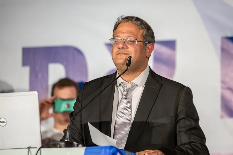 איתמר בן גביר נואם ליד דוכן מול מיקרופון
