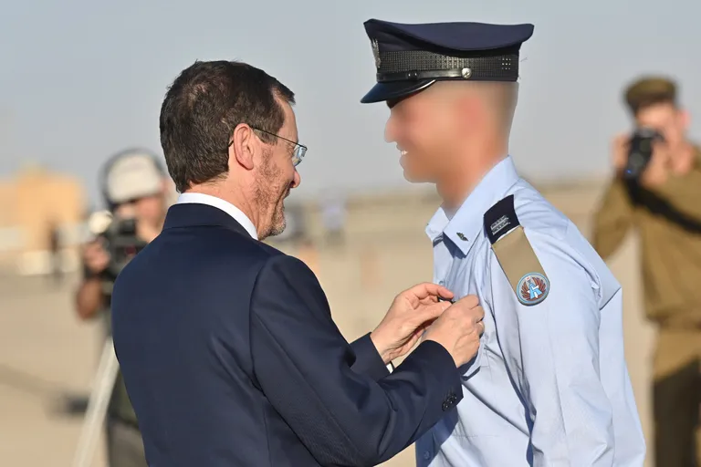 נשיא המדינה יצחק הרצוג מעניק עיטור לשוטר במדים