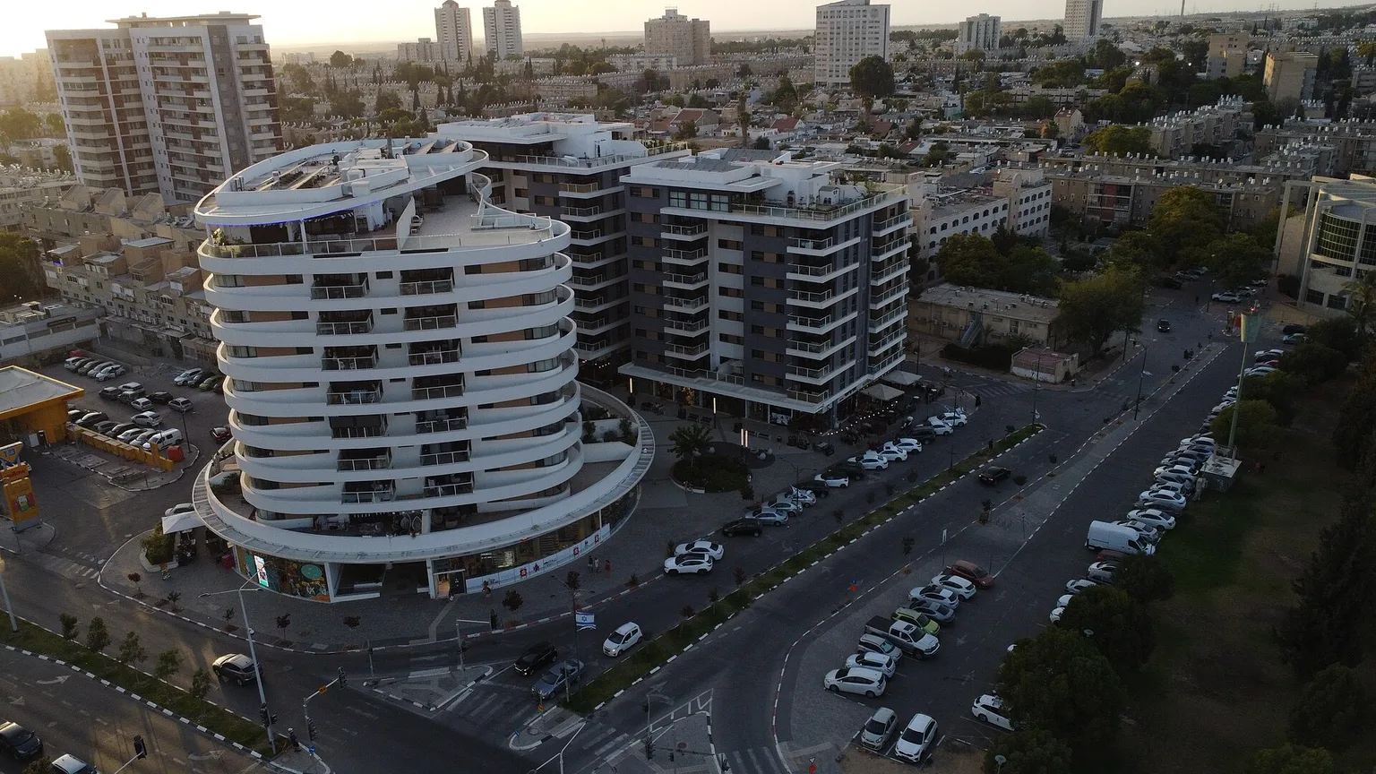 מבט אווירי על בנייני מגורים ורחובות בבאר שבע