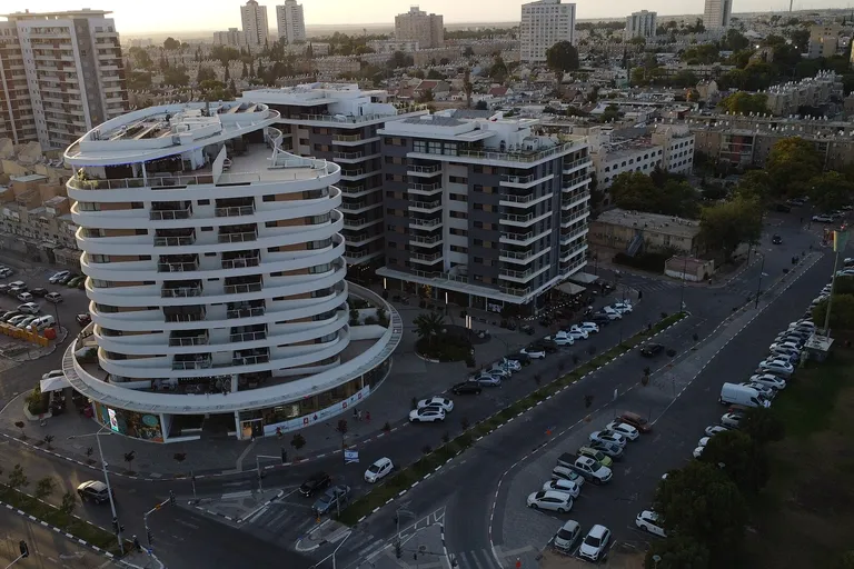 מבט אווירי על בנייני מגורים ורחובות בבאר שבע