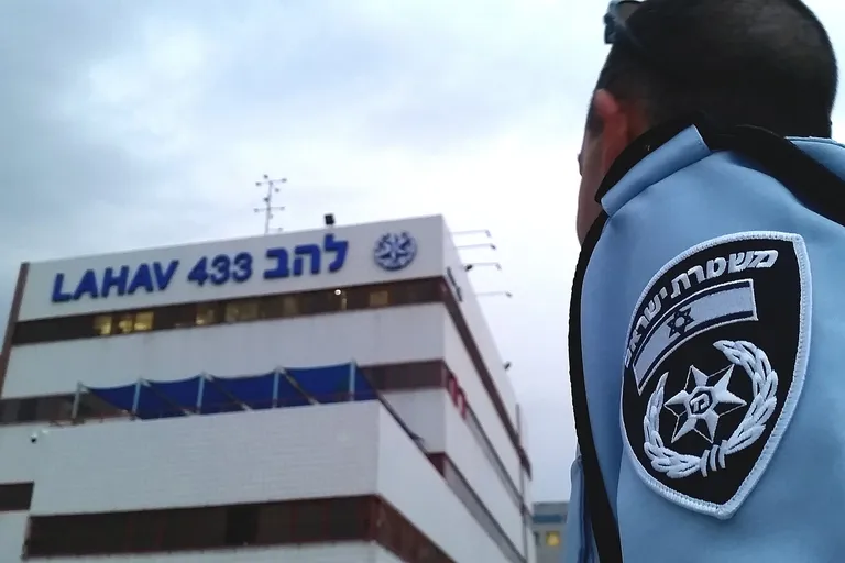 שוטר משטרת ישראל מול בניין להב 433