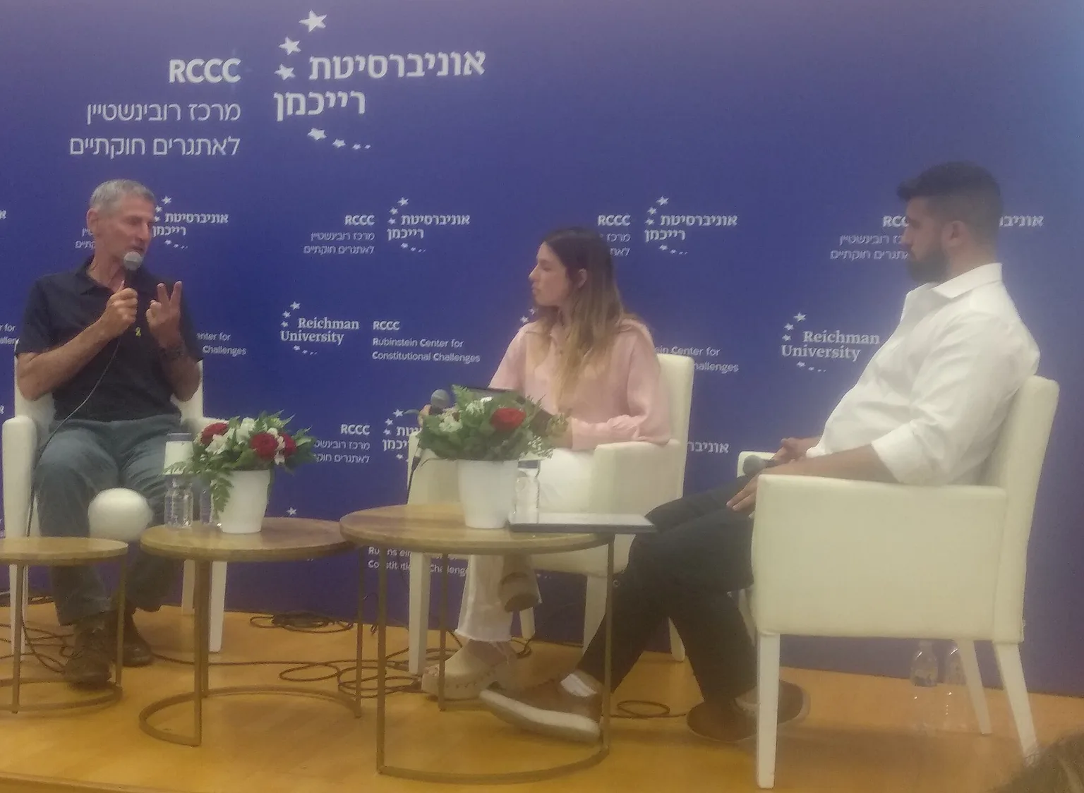 יאיר גולן מדבר בפאנל בפני קהל