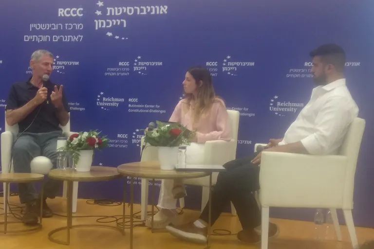 יאיר גולן מדבר בפאנל בפני קהל
