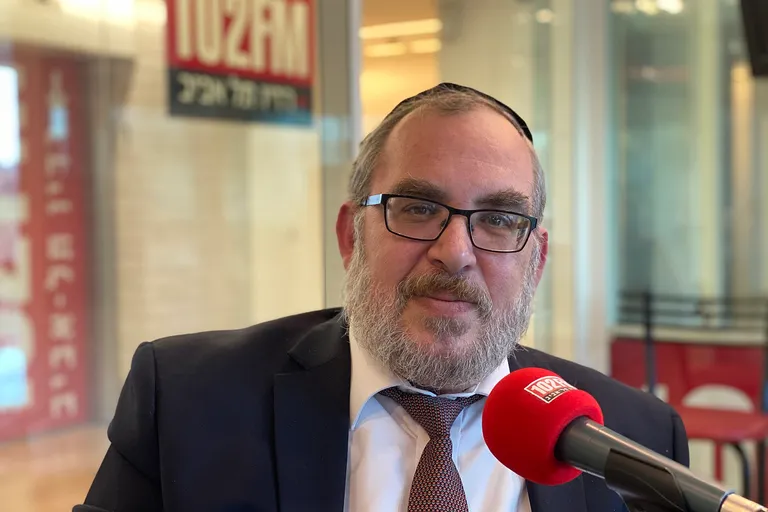 ח״כ יעקב אשר באולפן רדיו תל אביב