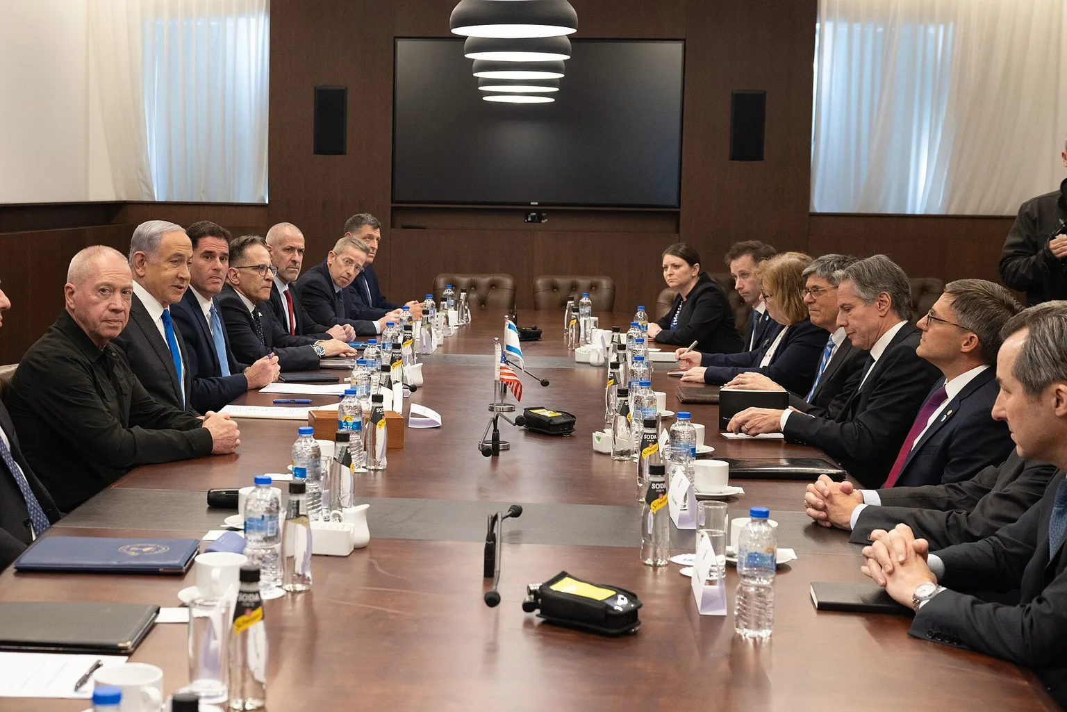 ראש הממשלה בנימין נתניהו וראש השב״כ לשעבר רונן בר בישיבה מדינית