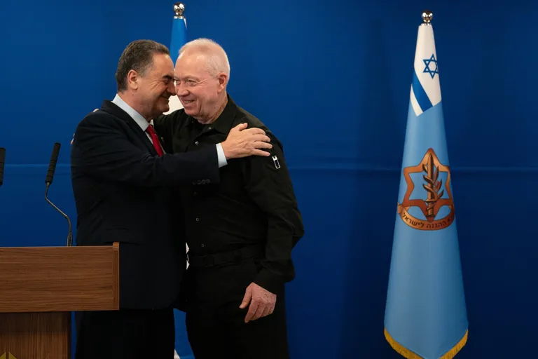 שר הביטחון ישראל כ"ץ לצד הרמטכ"ל היוצא יואב גלנט בטקס חילופי תפקידים