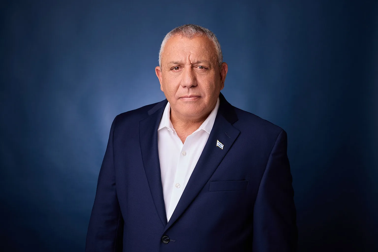 גדי איזנקוט בחליפה על רקע כחול
