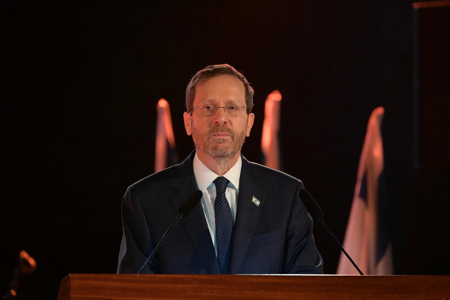 נשיא המדינה יצחק הרצוג נואם מדוכן