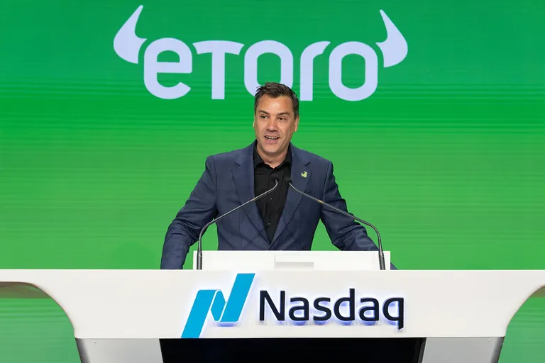 יוני אסיא נואם באירוע ההנפקה של eToro בבורסת נאסד״ק