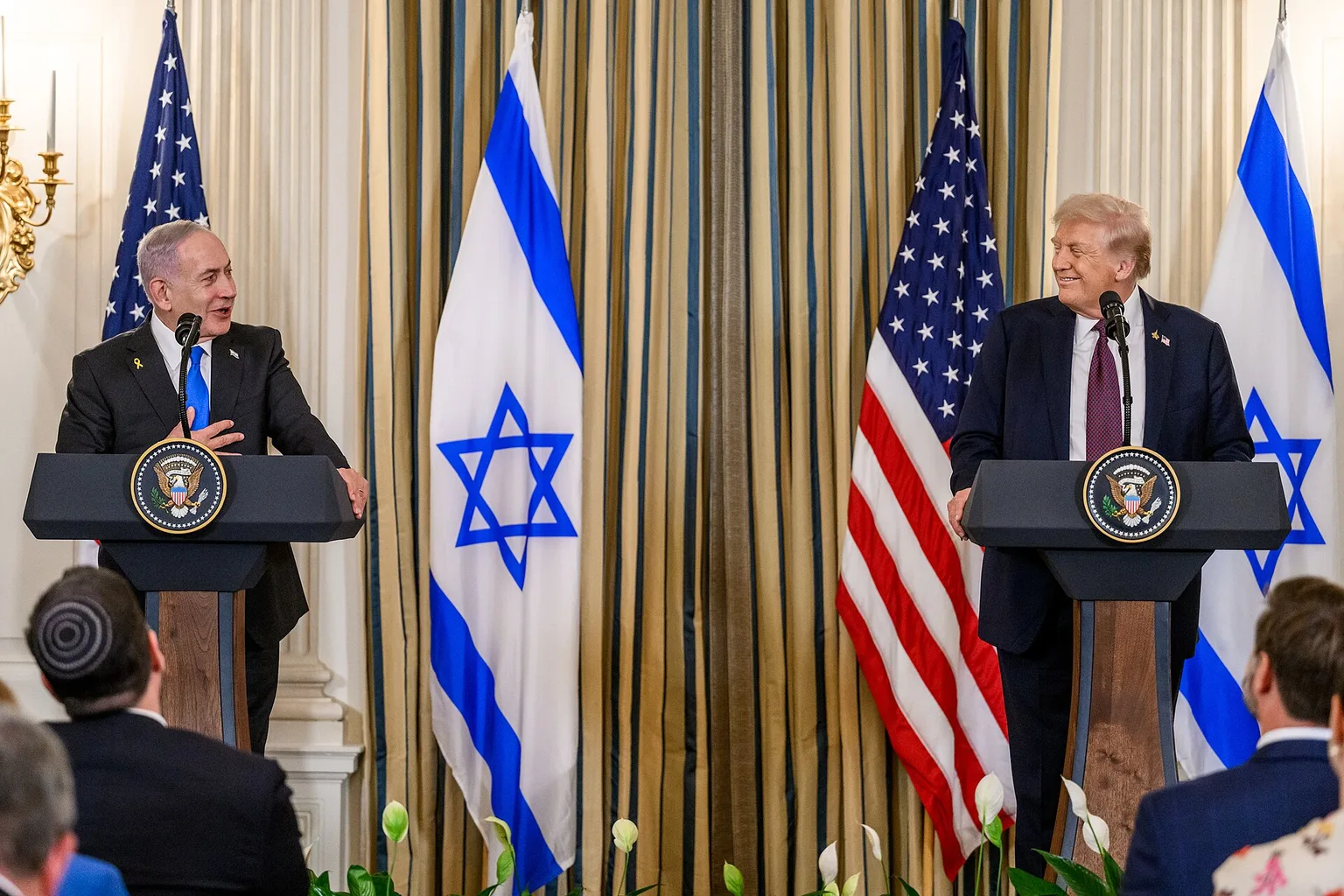 דונלד טראמפ ובנימין נתניהו במסיבת עיתונאים משותפת לצד דגלי ארה״ב וישראל