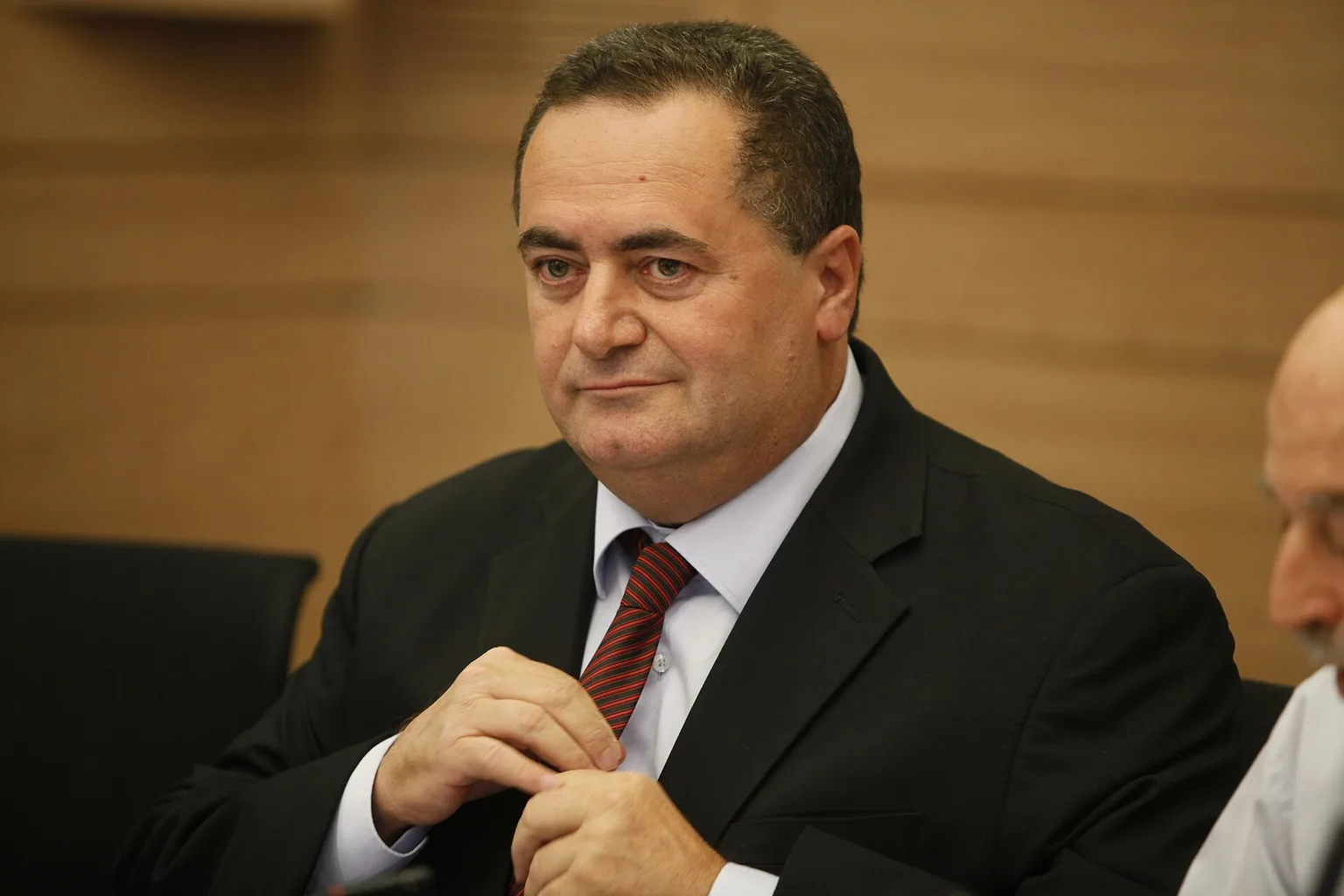 ישראל כ״ץ יושב בדיון בכנסת