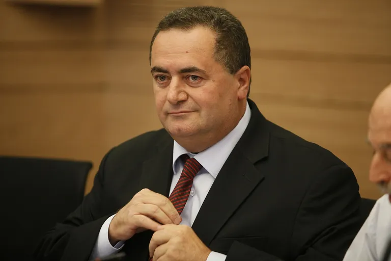 ישראל כ״ץ יושב בדיון בכנסת
