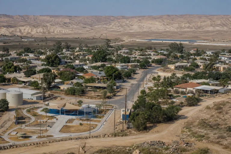 מבט סמלי על בתי מגורים, דרכים ותשתיות בנוף כפרי בגליל ובנגב.