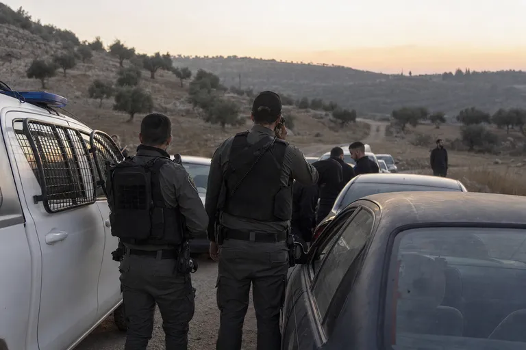 ניידות משטרה וכוחות ביטחון בפעילות סמוך למטעי זיתים ביהודה ושומרון.