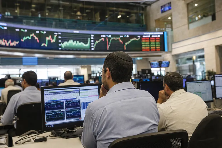 אנליסטים בחדר מסחר בוחנים מסכים לאחר ירידות במניות הטכנולוגיה.