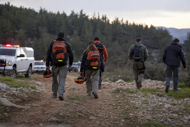כוחות הצלה סמוך לשביל טיול בגליל העליון לאחר אירוע חירום.