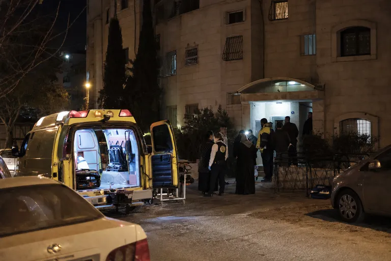 זירת חירום סמוך לבניין מגורים ביבנה בשעות הלילה.